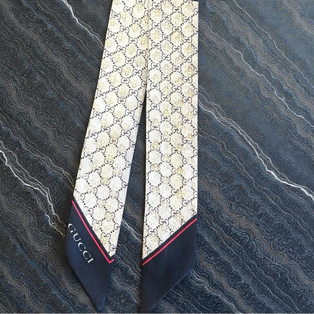 GUCCI GG Bee Twilly Silk Neck Bow Scarf